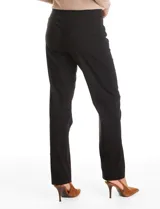 Pantalón de corte recto y entallado, color verde militar, con cintura ancha de soporte y nervadura central vertical que estiliza la silueta. Cuenta con frente limpio y bolsillos posteriores simulados.