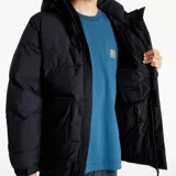Campera puffer acolchada Carhartt WIP modelo Munro Jacket, color negro, con capucha, cierre frontal con cremallera y solapa, bolsillos delanteros con solapa y cremallera, y etiqueta con el logo de la marca.