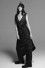 Vestido midi de viscosa color negro con escote en V y aplicaciones de encaje a tono en los tirantes y el pecho, de silueta evasé.