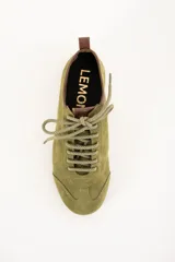 Zapatilla baja color verde oliva de gamuza con cordones y suela de goma.