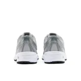 Championes New Balance modelo 740, color gris plata metálico con malla gris claro. Presentan detalles sintéticos plateados brillantes, logo 'N' lateral y entresuela blanca con tecnología ABZORB.