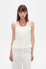 Top blanco de viscosa con tirantes anchos, escote cuadrado y diseño al cuerpo con detalles de pliegues frontales.