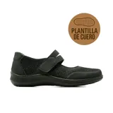 Zapato casual de mujer Korium Confort modelo Jezabel, color negro. Confeccionado en material textil tipo malla transpirable con detalles sintéticos y plantilla de cuero. Cuenta con una tira con cierre de velcro en el empeine para un ajuste seguro y suela flexible.
