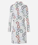 Bata de baño confeccionada en tejido fleece suave y cálido, con estampado de corazones coloridos. Presenta diseño cruzado con lazo ajustable en la cintura, mangas largas y bolsillos laterales.