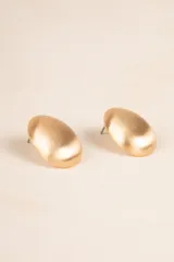 Aros tipo botón de diseño ovalado con acabado cepillado en tono dorado.