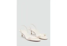 Sandalia de tacón bajo tipo kitten heel, color blanco, con diseño de tiras finas y cierre de pulsera en el talón.