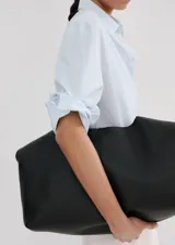 Camisa de corte recto y diseño a rayas con cuello camisero, manga larga con puños abotonados y cierre delantero con botones.