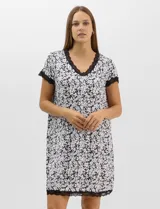 Camisón corto de manga corta en tejido soft color blanco con estampado floral negro. Presenta escote en V y terminaciones en encaje negro en el cuello, mangas y ruedo.