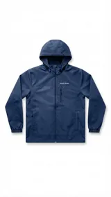 Campera impermeable azul marino con capucha ajustable y cierre frontal completo. Cuenta con bolsillos laterales y un bolsillo frontal con cierre en el pecho, además de puños elásticos.