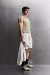 Musculosa de hombre Zara Athleticz modelo relaxed fit, color beige, confeccionada en tejido compacto de algodón con cuello redondo y mangas sisa.