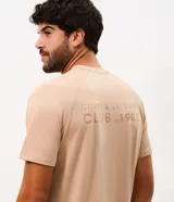 Remera deportiva de hombre con tecnología dry, confeccionada en tejido técnico con textura. Presenta cuello redondo, manga corta y estampa en gel en la espalda con la leyenda Court & Leisure Club 1983.