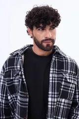 Sobrecamisa de pana con estampado a cuadros, forrada en su interior con símil corderito. Presenta cuello clásico, cierre frontal con botones y dos bolsillos con solapa en el pecho.