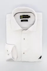 Camisa blanca de algodón jersey, corte slim fit y cuello corto.