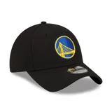 Gorro tipo snapback New Era, color negro, con el logo de los Golden State Warriors bordado en el frente en colores azul y amarillo. Presenta etiqueta 9FORTY ADJUSTABLE en la visera.