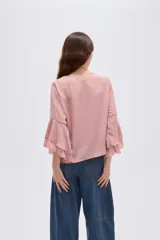 Blusa negra de poliéster, con cuello redondo, mangas 3/4 con volados en capas y diseño holgado.