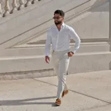 Pantalón de vestir color arena, con pinzas, bolsillos laterales y traseros.