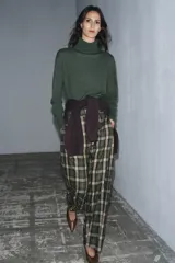 Jersey de cuello alto confeccionado en lana 100%, de manga larga y diseño clásico con acabado de tacto suave.