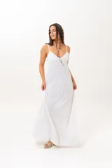 Vestido largo blanco de tirantes finos, con escote en V y corte amplio.