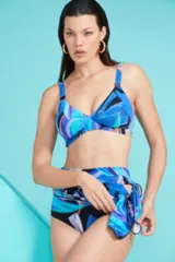 Conjunto de bikini estampado con corpiño triangular con breteles regulables y bombacha de tiro alto con pareo incorporado.