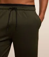 Bermuda deportiva masculina Get Over modelo alargado, confeccionada en microfibra color gris oscuro, con cintura elástica, cordón de ajuste y bolsillos laterales.