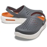 Zuecos Crocs modelo InMotion LiteRide Clog, de color gris en la parte superior perforada con tira trasera pivotante y suela gruesa de plataforma en color blanco con detalles negros.