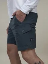 Bermuda cargo de calce casual confeccionada en ripstop con spandex y terminación garment dye.