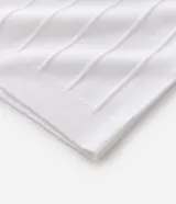 Remera slim de manga corta con cuello redondo, confeccionada en tejido de viscosa con textura de rayas verticales.