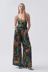 Pantalón palazzo de viscosa con estampado abstracto en tonos azul, marrón, verde y naranja. Tiene tiro alto, bolsillos laterales y pinzas en el frente.