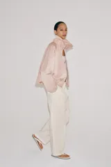 Chaqueta bomber de Zara Woman Collection color rosado, con cuello subido, cierre frontal con cremallera, mangas largas y bajo abullonado con elástico.