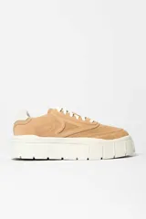 Zapatilla de gamuza color tostado con plataforma alta de goma blanca y cordones al tono.