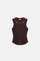 Camiseta sin mangas de tejido rib color marrón chocolate, con cuello redondo y detalle de tachas metálicas decorativas en la parte frontal superior.