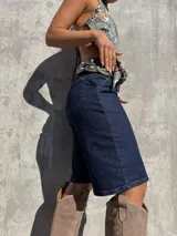 Bermuda de denim azul oscuro con bolsillos traseros y costuras en contraste.