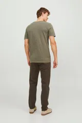 Camiseta verde militar de manga corta, cuello dividido con botones y corte slim fit.