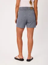 Short de tiro alto de denim con patrón de rayas verticales en tono azul y blanco, de corte holgado.