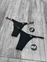 Bombacha de bikini colales color negro con tiras laterales regulables con estampado animal print.