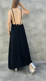Vestido largo negro con textura plumetie, espalda descubierta y tirantes finos.