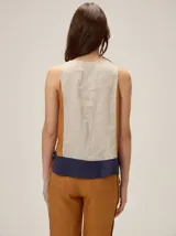 Top de lino sin mangas, con diseño color-block que combina paneles en beige al frente, negro en los laterales y marrón en la parte inferior.