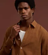 Camisa de hombre, manga larga, color beige claro, con cuello inglés y textura grid.