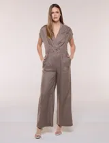 Enterito largo de lino verde militar con escote en V cruzado, mangas cortas japonesas, cintura entallada con cinturón y hebilla metálica, y pantalón de corte recto con bolsillos laterales.