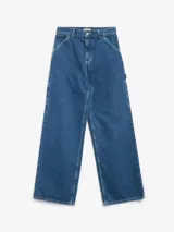 Pantalón de jean azul de corte ancho, con bolsillos delanteros y traseros, y presilla para herramientas en la pierna derecha.