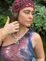 Collar corto con cuentas de perlas y dije de coral de resina. Se cierra con cadena de acero quirúrgico y ganchito para regular el largo.