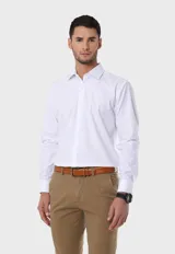 Camisa blanca de vestir para hombre, de corte entallado y manga larga.