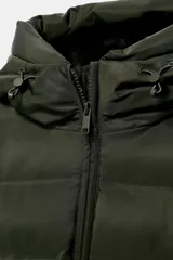 Anorak acolchado de color verde oscuro, resistente al agua y al viento. Cuenta con capucha ajustable, cierre frontal con cremallera, bolsillos laterales con cierre y cinturón elástico integrado en la cintura. El interior está forrado con un tejido efecto pelo para mayor aislamiento térmico.