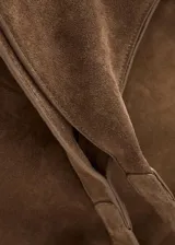 Bolso tipo hobo grande de serraje, color marrón, con dos asas de hombro, forro interior, bolsillo interno y cierre de botón magnético.