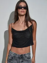 Top negro de tirantes finos con escote drapeado y detalle de pequeños brillos distribuidos en la prenda, diseño corto tipo crop top.