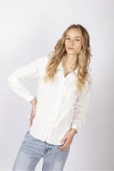 Camisa negra de manga larga con cuello clásico, cierre frontal con botones y volados verticales en el frente.