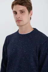 Sweater de escote redondo con manga larga, confeccionado en tejido moteado de textura suave.