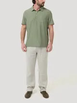 Chomba RKF modelo Trento de color verde melange, con cuello polo, cartera de tres botones y un bolsillo aplicado en el pecho.