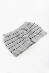 Boxer gris con rayas horizontales azules y celestes, confeccionado en microfibra.