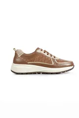 Championes de cuero en tonos marrón y tostado, con diseño combinado que incluye paneles con textura símil cocodrilo y detalles metalizados en dorado, suela blanca y cordones marrones.